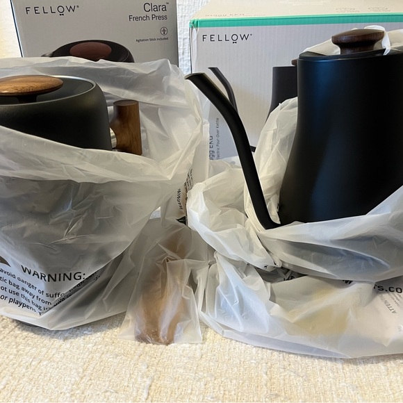 Fellow Stagg EKG Electric Pour-Over Kettle - Matte Black & Walnut NEW IN BOX - Picture 6 of 9